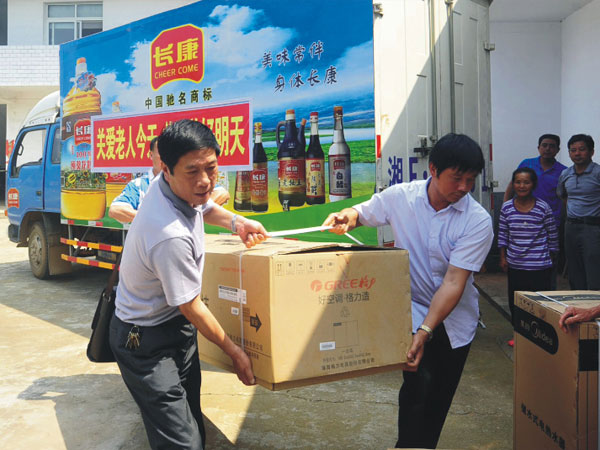 公司把一批價值兩萬余元的空調、電視、熱水器等物資捐贈給敬老院的老人們